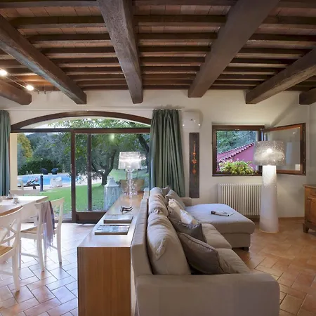 Casale Degli Ulivi 10&2, Emma
